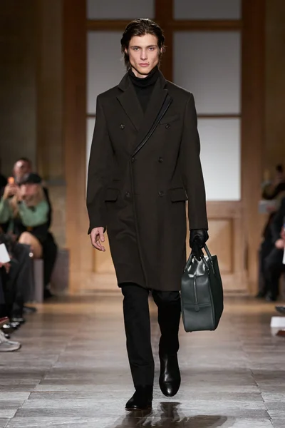 Look 32